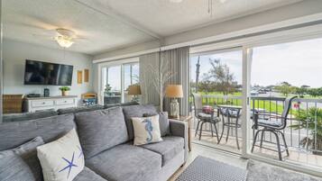 Condo, 1 Bedroom | Living area