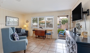 Condo, 1 Bedroom | Living area
