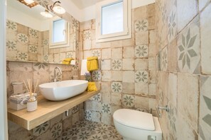 Douche, bidet, papier toilette