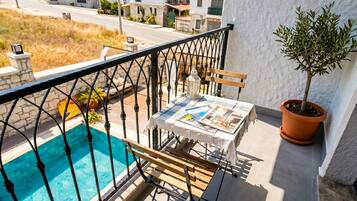 Camera Deluxe, balcone, vista piscina | Ferro/asse da stiro, Wi-Fi gratuito