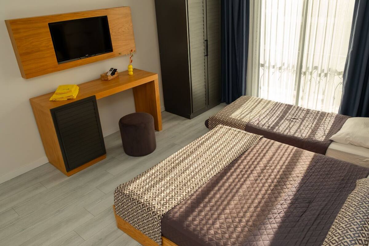 Family Room | Iron/ironing board, free WiFi