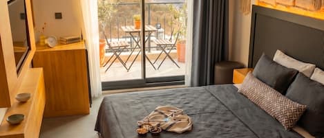 Habitación Deluxe, balcón, vistas a la piscina | Tabla de planchar con plancha y wifi gratis