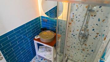 Family Room | Bathroom | Hair dryer, towels, soap, shampoo