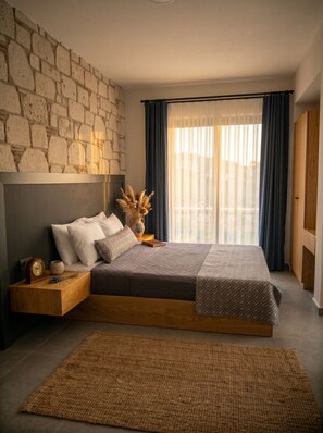 Habitación Deluxe, balcón, vista a la alberca | Tabla de planchar con plancha y wifi gratis 