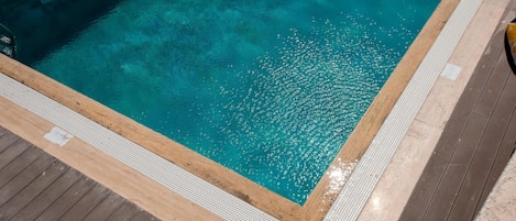 Piscine extérieure en saison