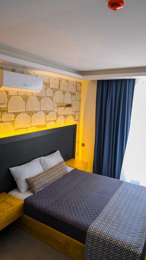 Chambre Deluxe, balcon, vue sur la piscine | Fer et planche Ă repasser, accĂšs au Wi-Fi (inclus)