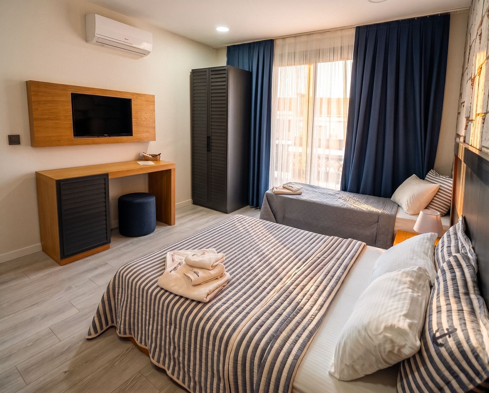 Family Room | Iron/ironing board, free WiFi