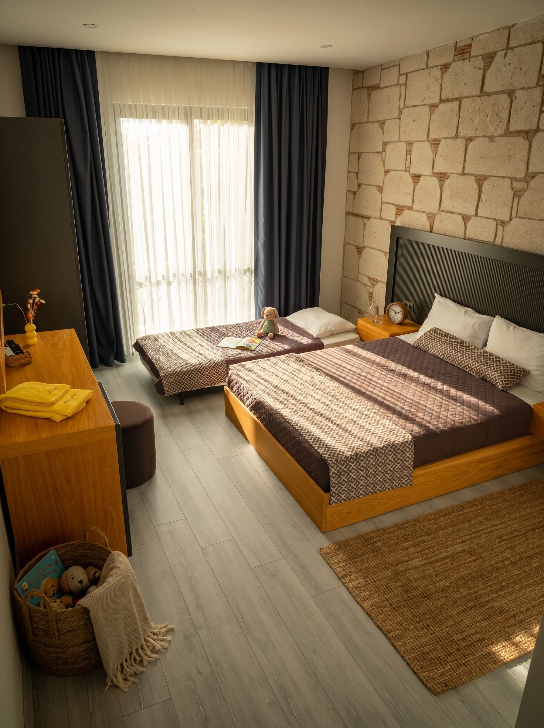 Family Room | Iron/ironing board, free WiFi