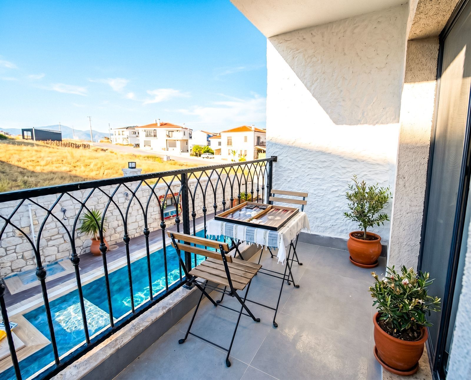 Deluxe-Zimmer, Balkon, Poolblick | Bügeleisen/Bügelbrett, kostenloses WLAN