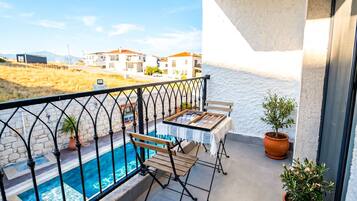 Deluxe-Zimmer, Balkon, Poolblick | Bügeleisen/Bügelbrett, kostenloses WLAN