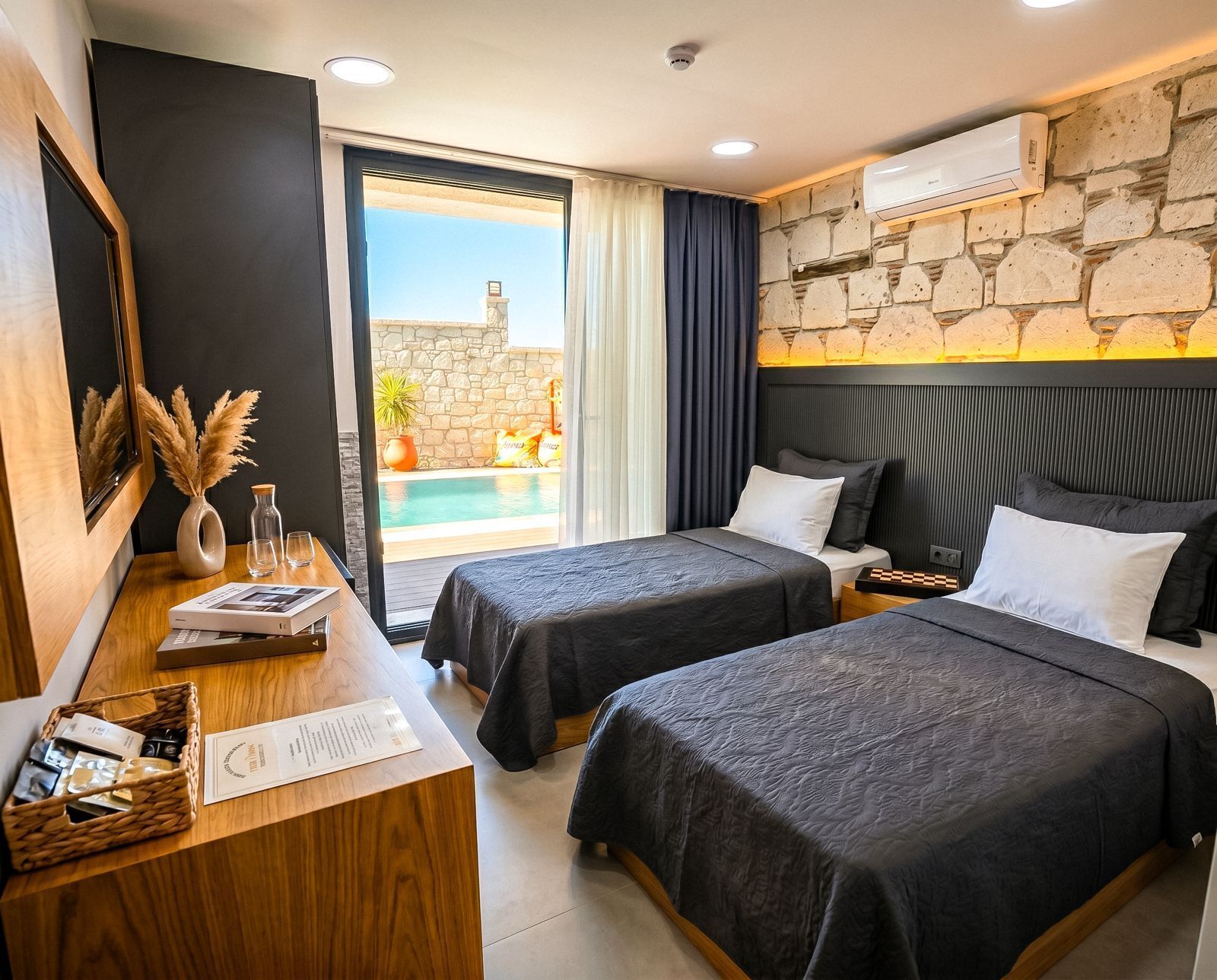 Deluxe Twin Room | Iron/ironing board, free WiFi