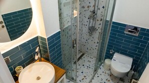 Deluxe Room, Balcony, Pool View | Bathroom | Hair dryer, towels, soap, shampoo