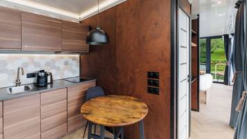 Suite Panoramique, 1 très grand lit, bain à remous, vue lac | Cuisine privée | Réfrigérateur, micro-ondes, plaque de cuisson