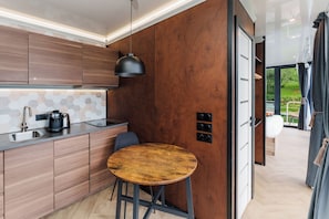Panoramic Suite, 1 King Bed, Hot Tub, Lake View | Private kitchen | Fridge, microwave, stovetop, cookware/dishes/utensils - L'Escale Royale St-Fargeau-Ponthierry (Boissise-le-Roi)