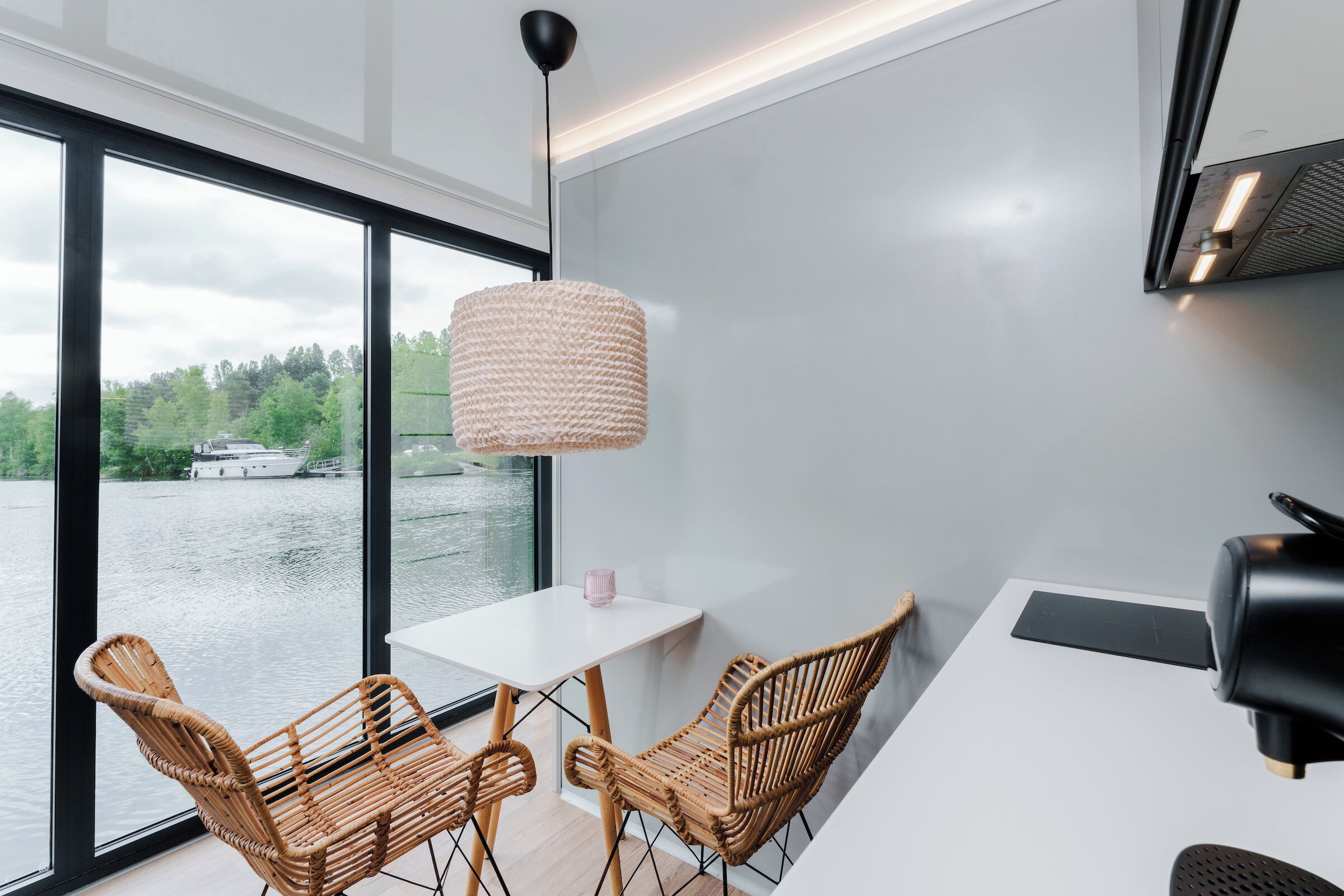 Panoramic Suite, 1 King Bed, Hot Tub, Lake View | Private kitchen | Fridge, microwave, stovetop, cookware/dishes/utensils