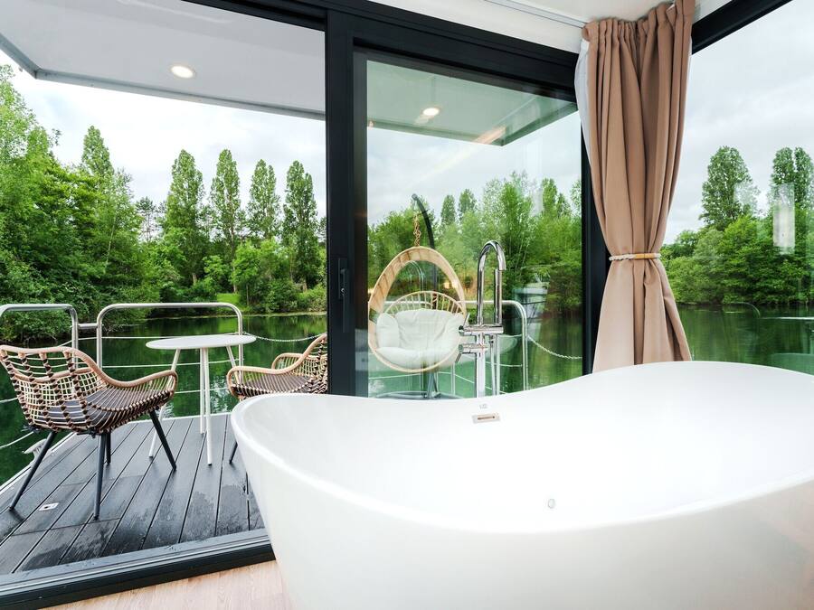 Panoramic Suite, 1 King Bed, Hot Tub, Lake View | Terrace/patio