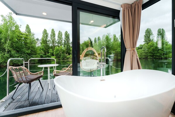 Panoramic Suite, 1 King Bed, Hot Tub, Lake View | Terrace/patio