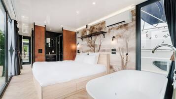 全景套房, 湖景 | 办公桌、笔记本电脑工作区、遮光窗帘、免费 WiFi