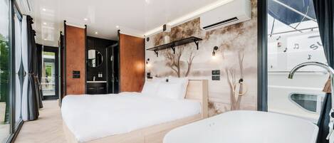 Panoramic Suite, 1 King Bed, Hot Tub, Lake View