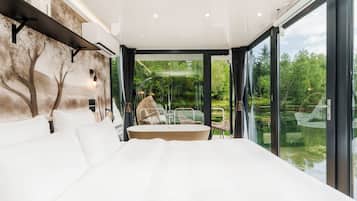 Panoramic Suite, Lake View | Desk, laptop workspace, blackout drapes, free WiFi