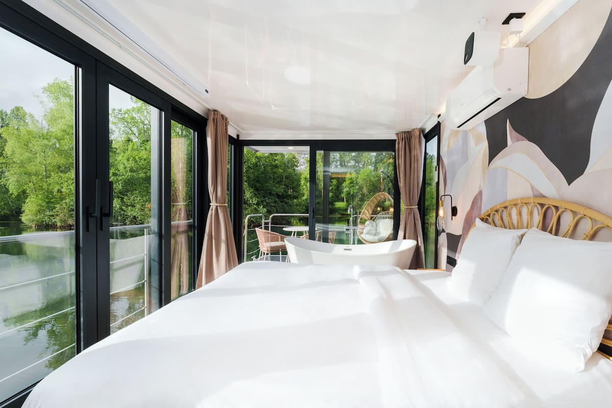 Panoramic Suite, 1 King Bed, Hot Tub, Lake View
