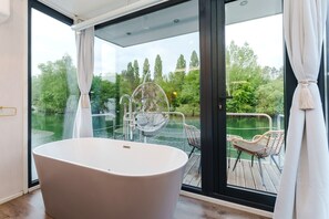 Suite Supérieure, vue lac | Bureau, espace de travail pour ordinateur portable, rideaux occultants