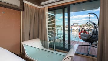 Suíte superior, 1 cama King, sauna seca, vista para o lago | Banheira de hidromassagem