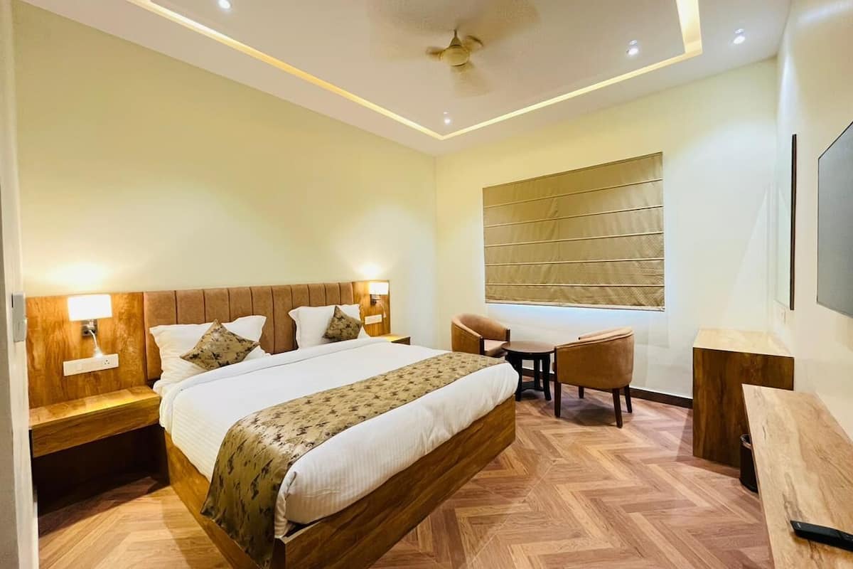 Basic Double or Twin Room | In-room safe, iron/ironing board, free WiFi, bed sheets