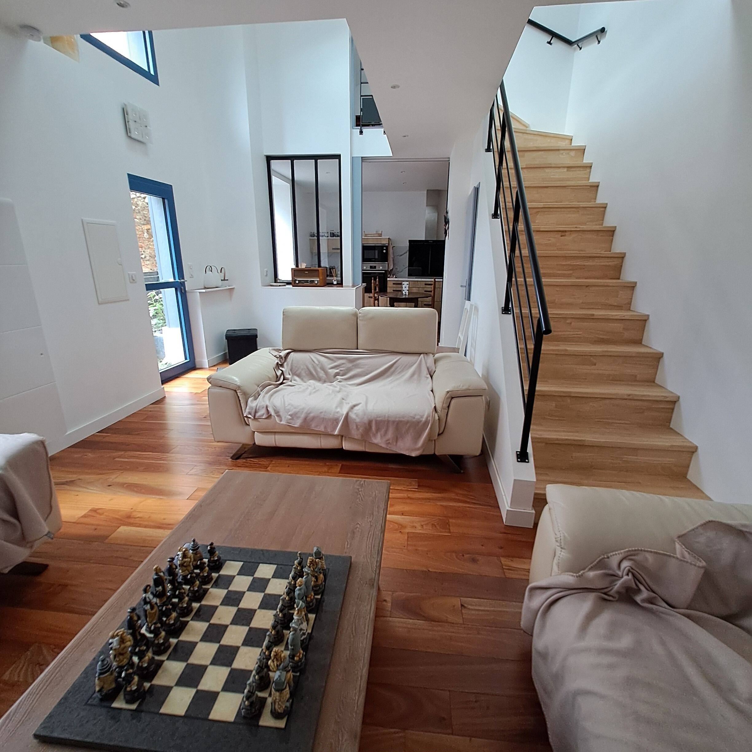 Smart-tv, dvd-afspiller, videobibliotek, stereoanlæg