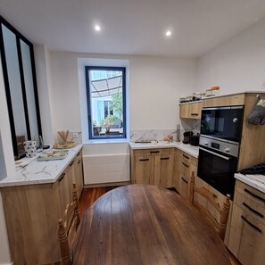 Réfrigérateur, micro-ondes, four, plaque de cuisson