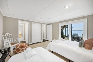 4 habitaciones, escritorio y tabla de planchar con plancha