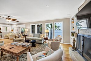 Televisión, chimenea y libros