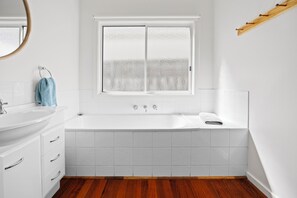 Douche, sèche-cheveux, serviettes fournies