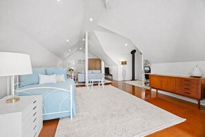 A bedroom with a bed, bedside table, and a desk with a chair. - Horizon Loft by Ready Set Stay (Cowes)