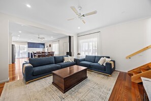 Smart TV, books - Horizon Loft by Ready Set Stay (Cowes)