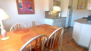 Kondominium, 1 kamar tidur | Tempat makan