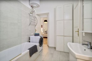 Haartrockner, Handtücher, Seife, Toilettenpapier