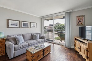 Condo, 1 Bedroom | Living area