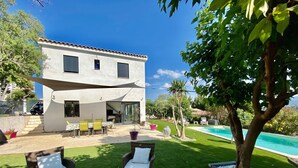 A two-story house with a patio, outdoor seating, and a swimming pool. - Beautiful Villa Moderne in Marseille close to all tourist attractions (Unknown)