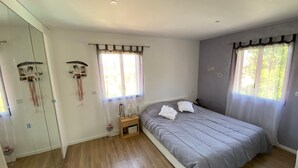 A bedroom with a bed, bedside tables, a wardrobe, and a window with curtains. - Beautiful Villa Moderne in Marseille close to all tourist attractions (Unknown)