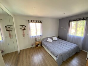 3 slaapkamers, een strijkplank/strijkijzer, wifi, beddengoed