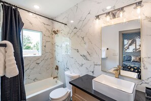 مناشف، صابون، ورق حمّام