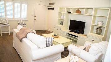 Condo, 2 Bedrooms | Living area