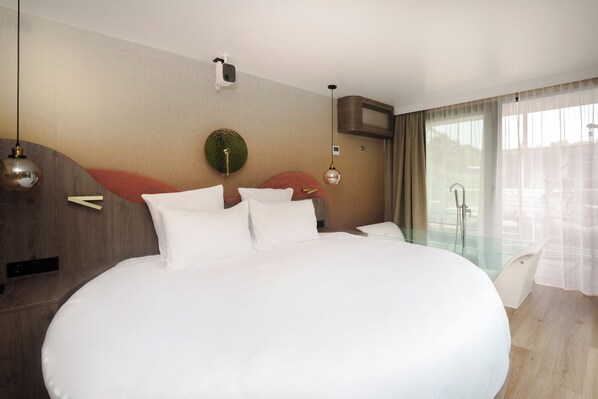 Panoramic Suite, River View | Laptop workspace, blackout curtains, free WiFi
