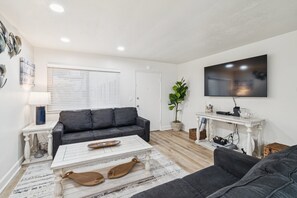 Condo, 2 quartos | Área de estar