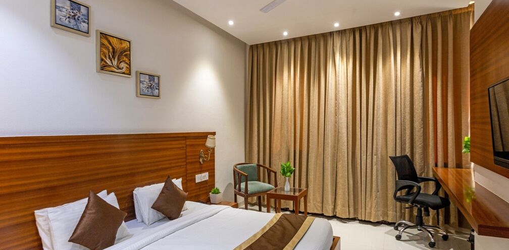 Deluxe Double Room | In-room safe, desk, laptop workspace, soundproofing