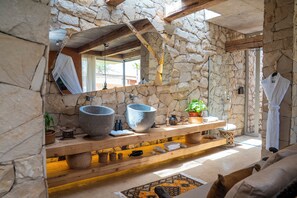 Botanica | Bathroom | Separate bathtub and shower, free toiletries, hair dryer, slippers - Casa del Toro Luxury Ranch (Nguekhokhe)