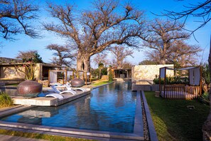 Außenpool, Liegestühle