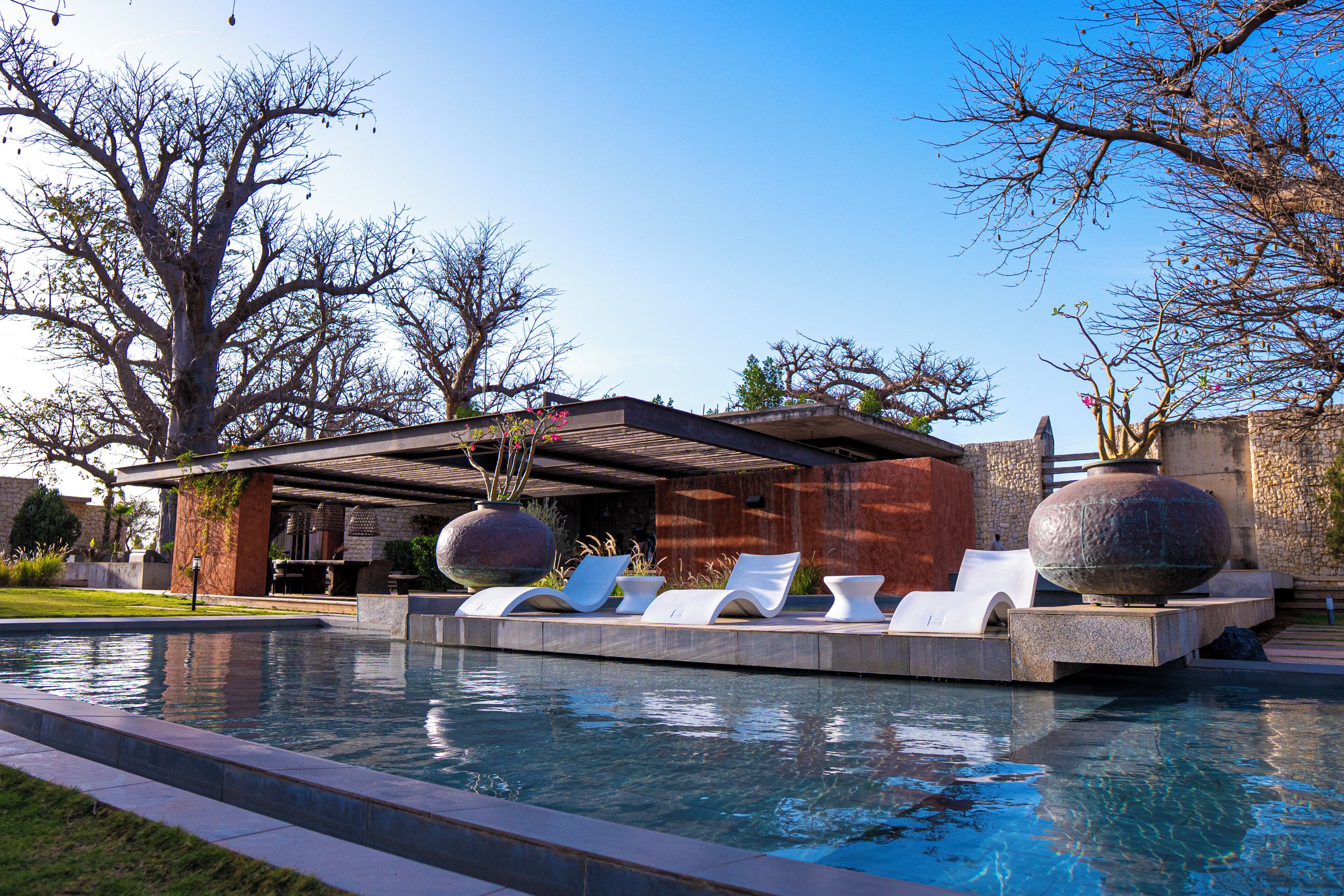 حمّام سباحة خارجي، مقاعد للتشمس