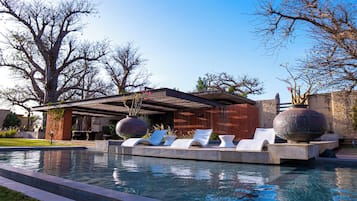 حمّام سباحة خارجي، مقاعد للتشمس